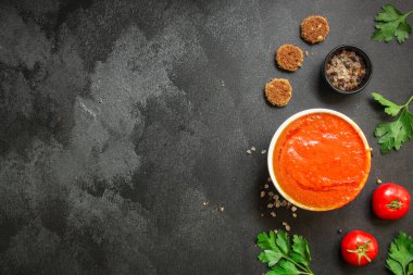 Tabakta domates çorbası çorbası. Lezzetli. Metin ve yemek arkaplanı için fotokopi odası var.  