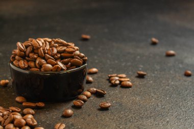 Koyu arkaplanda kahve çekirdekleri. en üstteki görünüm.