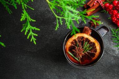 Biberiyeli çay, anason yıldızı, tarçın çubuğu ve kurutulmuş portakal dilimi.