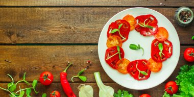 Bitkilerle dilimlenmiş domates.