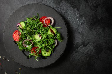 Sebzeli ve otlu taze salata