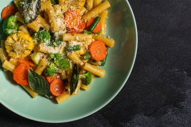 sebzeli ve peynirli makarna