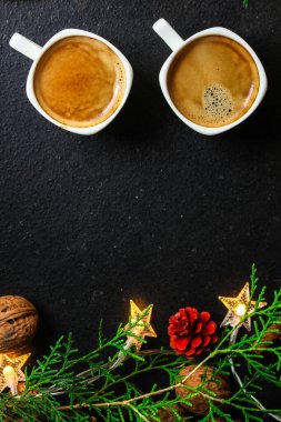 Kahve, Yeni Yıl, Noel arkaplanı veya Noel bayramı festivali (fındık, spesiyal, dekorasyon ve hediyeler masada, tebrik kartı) menü konsepti. Yemek geçmişi. kopyalama alanı. Üst görünüm