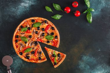 Zeytinli pizza, domates, fesleğen, mantar. 