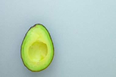 avokado yarım üst görünüm