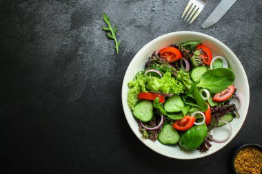 salata ve otlar soğan, salatalık ve domates karışımı.