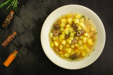 patates ve tavuk ciğeri çorbası.