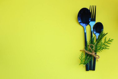 Çam filizli iki kaşık ve çatal.