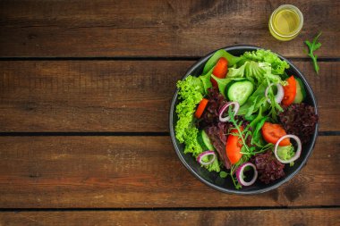 salata ve otlar soğan, salatalık ve domates karışımı.