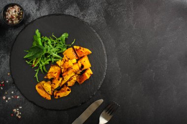 Bitkilerle pişirilmiş kabak. 