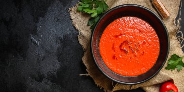 Tabakta domates çorbası çorbası. Lezzetli. Metin ve yemek arkaplanı için fotokopi odası var.  