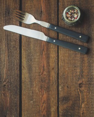 çatal ve bıçak ahşap arka planda
