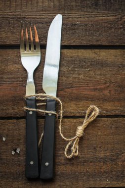 çatal ve bıçak ahşap arka planda