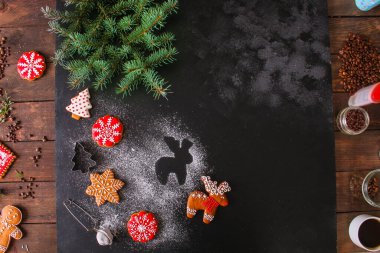 Koyu arkaplanda zencefilli kurabiye.