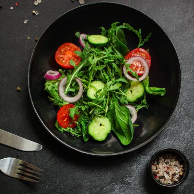 Sebzeli ve otlu taze salata