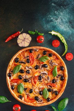 Zeytinli pizza, domates, fesleğen, mantar. 