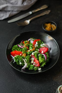 Sebzeli ve otlu taze salata 