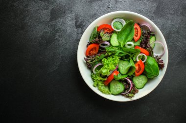 salata ve otlar soğan, salatalık ve domates karışımı.
