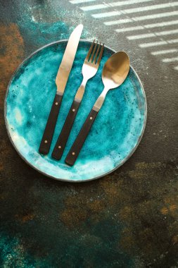 Mavi arka planda bıçak ve çatal bıçak.