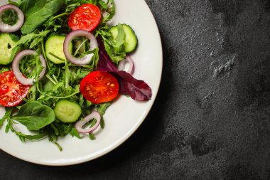 Sebzeli ve otlu taze salata