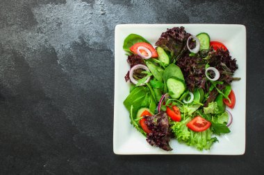 salata ve otlar soğan, salatalık ve domates karışımı.