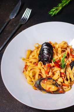 midyeli makarna ve domates sosu.