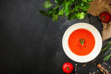 Tabakta domates çorbası çorbası. Lezzetli. Metin ve yemek arkaplanı için fotokopi odası var.  