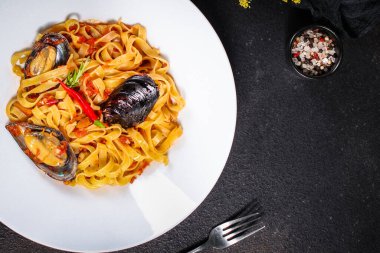 midyeli makarna ve domates sosu.