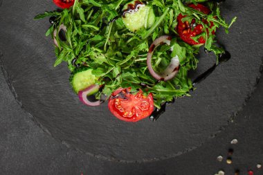 Sebzeli ve otlu taze salata