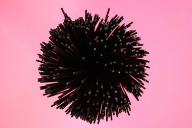 Pişmemiş siyah makarna. Yakın çekim.