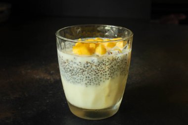 Şeftalili chia pudingi