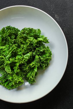 Siyah arka planda bir kasede taze yeşil salata.. 