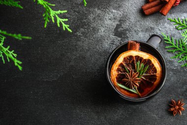 Biberiyeli çay, anason yıldızı, tarçın çubuğu ve kurutulmuş portakal dilimi.