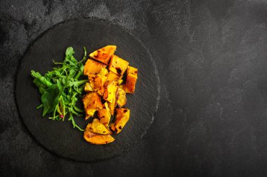 Bitkilerle pişirilmiş kabak. 