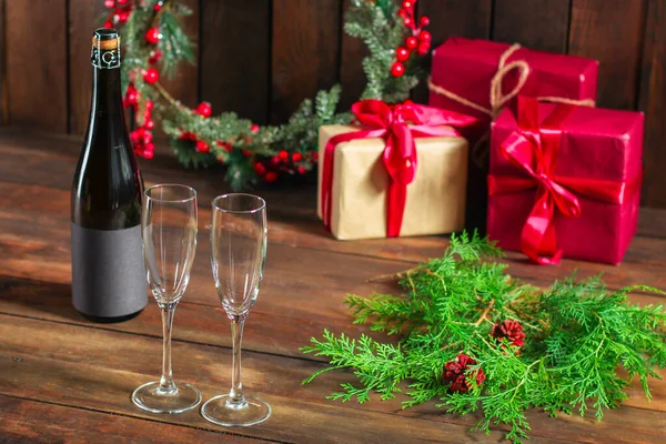 Sfondo Natale Con Champagne Scatole Regalo Tavola Legno — Foto Stock