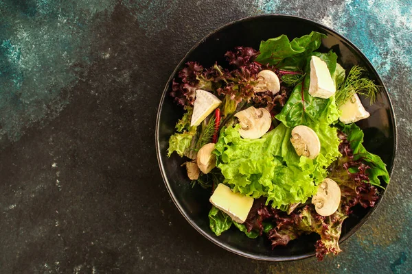 Salada Com Cogumelos Mistura Ervas Queijo — Fotografia de Stock