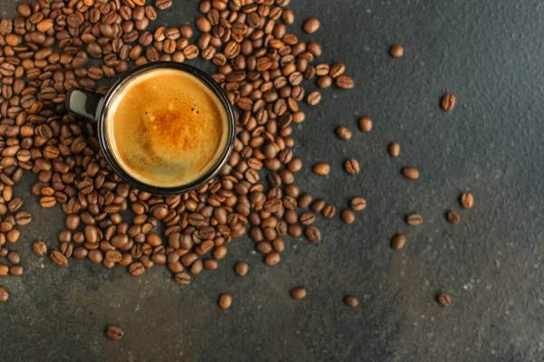 Tasse Café Avec Des Haricots Grillés Sur Fond Sombre — Photo