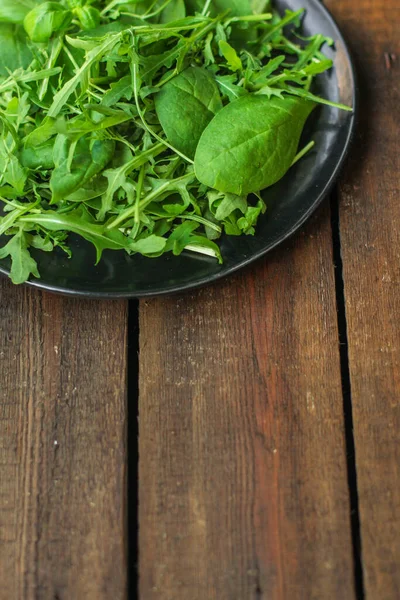 Folhas Arugula Verdes Frescas Fundo Madeira — Fotografia de Stock