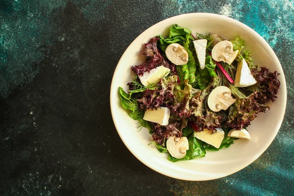 Salada Com Cogumelos Mistura Ervas Queijo — Fotografia de Stock