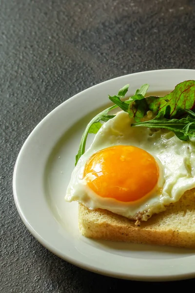 Toast Mit Und Tomate Auf Einem Teller — Stockfoto