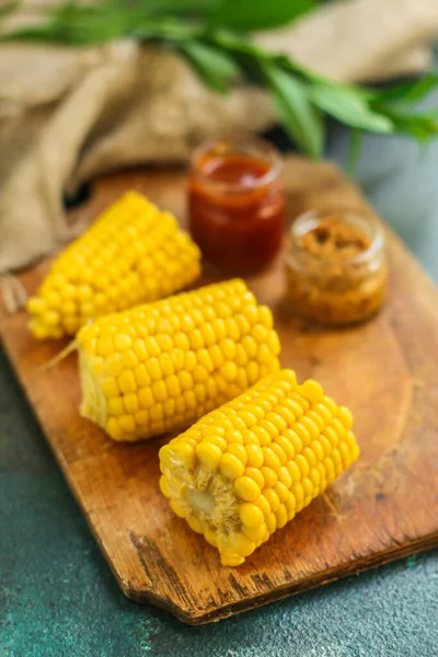 Gekochter Mais Mit Senf Und Soße — Stockfoto