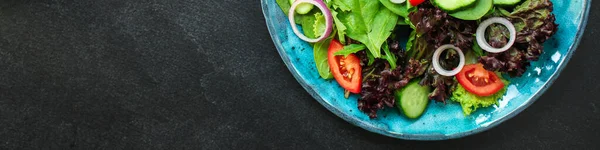 Salada Com Ervas Misturam Cebola Pepinos Tomates — Fotografia de Stock