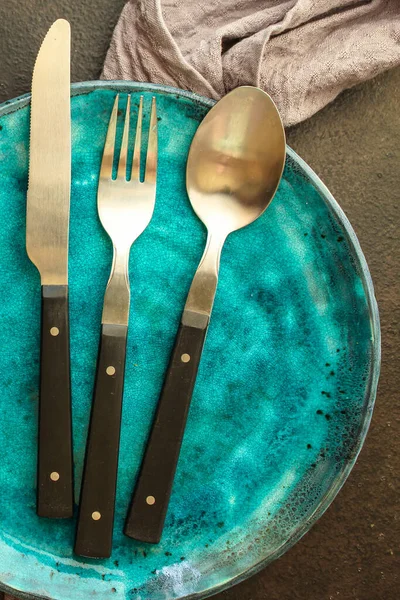 蓝色背景上的餐具和勺子 — 图库照片
