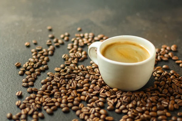 咖啡杯 底色深色烤咖啡豆 — 图库照片