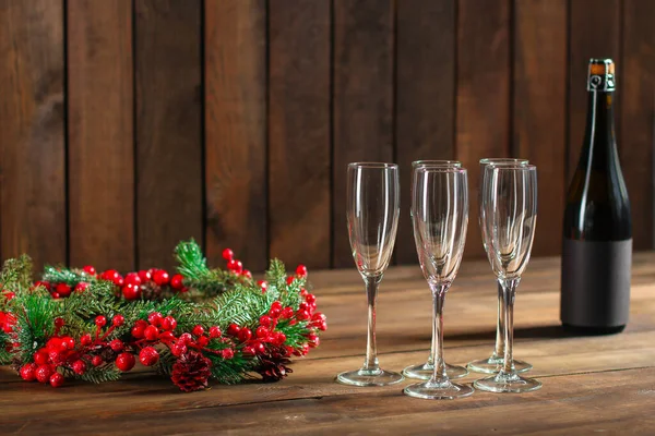 Bicchieri Champagne Albero Natale Sfondo Legno — Foto Stock