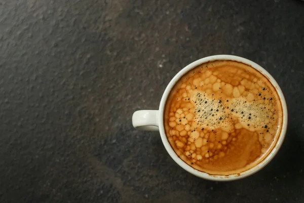 Tazza Caffè Con Schiuma Sul Tavolo — Foto Stock