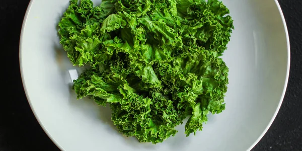 Verse Groene Salade Een Kom Een Zwarte Achtergrond — Stockfoto