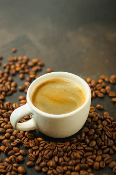 Šálek Kávy Praženými Fazolemi Tmavém Pozadí — Stock fotografie
