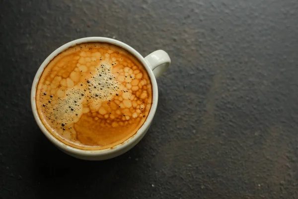 Egy Csésze Kávé Habbal Asztalon — Stock Fotó