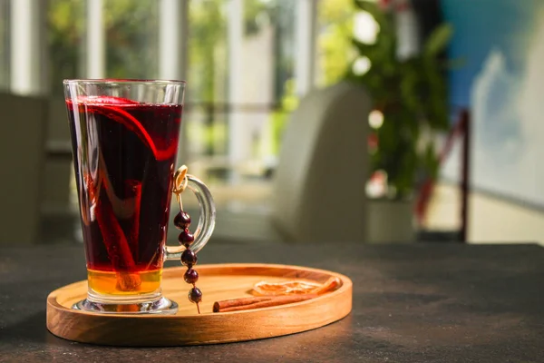 Fermer Vin Chaud Dans Une Tasse Verre — Photo